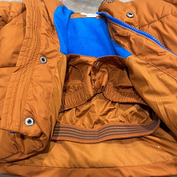 Amazon Essentials Boys' Heavy-Weight Hooded Puffer - Picture 6 of 6